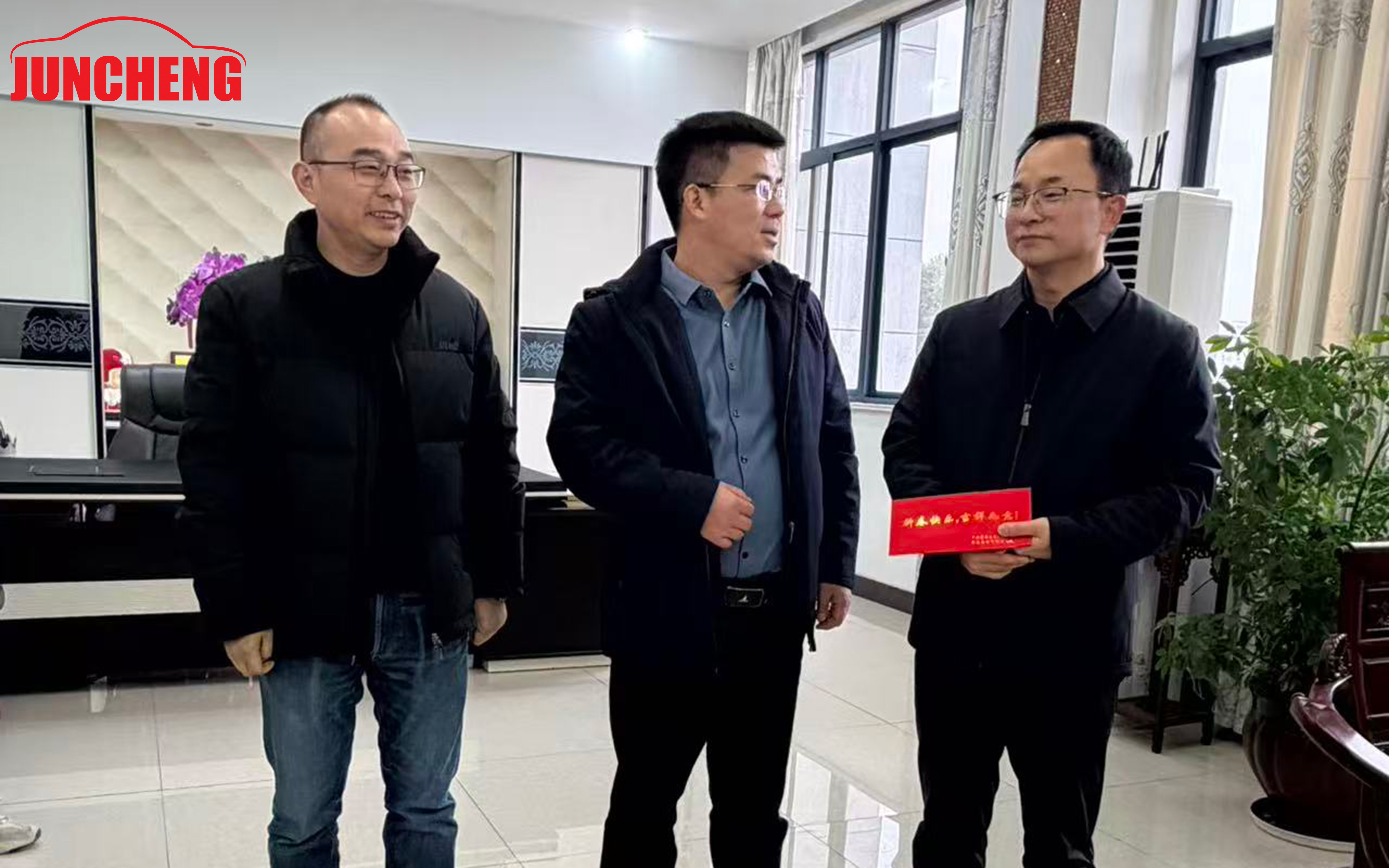 The secretary visited and expressed condolences to Jiangsu Juncheng Vehicle Industry
